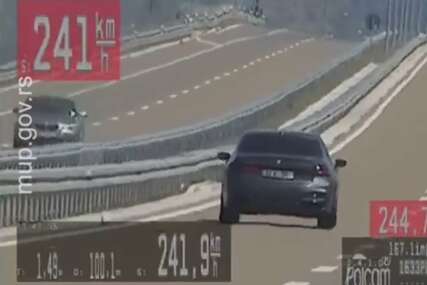(VIDEO) Policija objavila JEZIV SNIMAK: Vozač "BMW" stisnuo papučicu do kraja, autoputem vozio 241 kilometara na čas