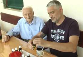 Otišao legendarni Deda Milutin: Priča o čovjeku koji je liječio neobičnim metodama i pomogao Čedi Jovanoviću