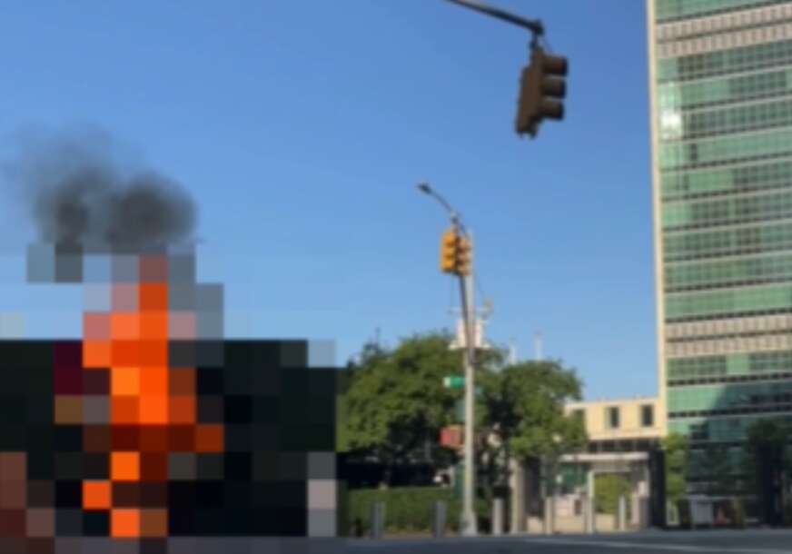 (VIDEO) Stravične scene: Muškarac se ZAPALIO ispred sjedišta UN u znak PROTESTA