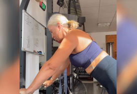 (VIDEO) TRENIRA U TOPIĆU I HELANKAMA Udovica pjevača (59) diže tegove kao od šale, podijelila snimak iz teretane