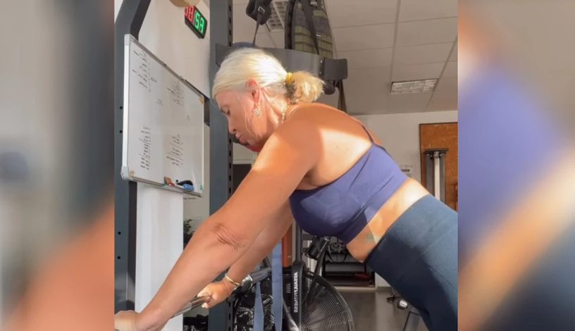 (VIDEO) TRENIRA U TOPIĆU I HELANKAMA Udovica pjevača (59) diže tegove kao od šale, podijelila snimak iz teretane