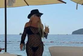 (VIDEO) CRNI ŠEŠIR I ČIPKA PREKO BIKINIJA Dara Bubamara sama uživa na plaži, odvojila se od sina i dečka