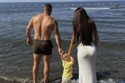NE ZNA SE KO JE ZGODNIJI David Dragojević sa ženom i sinom uživa u odmoru, fotografija zapalila mreže