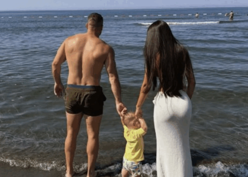 NE ZNA SE KO JE ZGODNIJI David Dragojević sa ženom i sinom uživa u odmoru, fotografija zapalila mreže