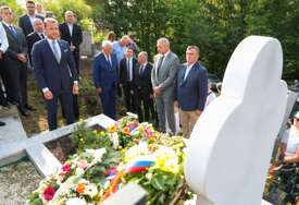 (FOTO) 34 godine od svirepog ubistva Slobodana Stojanovića u Drinjači: Stanivuković prisustvovao polaganju vijenaca na grob