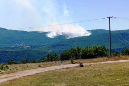 Požar kod Drvara: Vatra bukti 3. dan, gori minsko polje, ugroženo dvadesetak domaćinstava