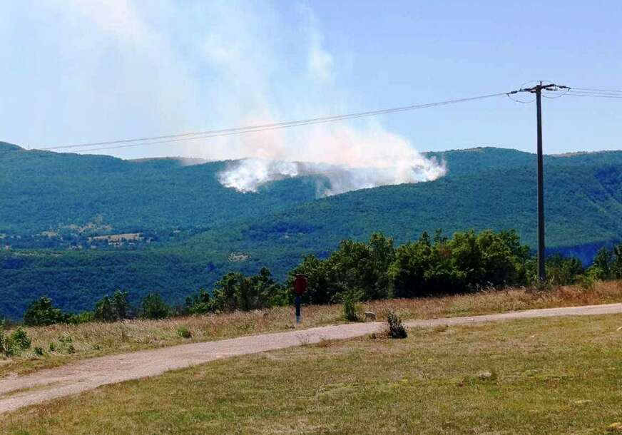 Požar kod Drvara: Vatra bukti 3. dan, gori minsko polje, ugroženo dvadesetak domaćinstava