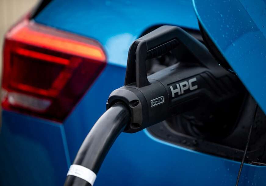 električni automobil na punjenju