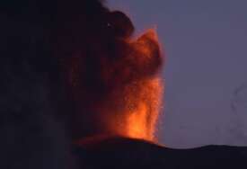 ETNA PONOVO ERUPTIRALA Oblak pepela iznad Sicilije, ograničen avio-saobraćaj