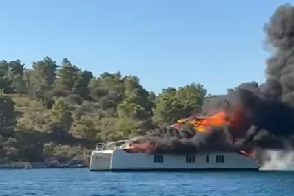 (VIDEO) GORI BROD NA HVARU Požar bukti na sve strane, vatrogasci se bore sa stihijom
