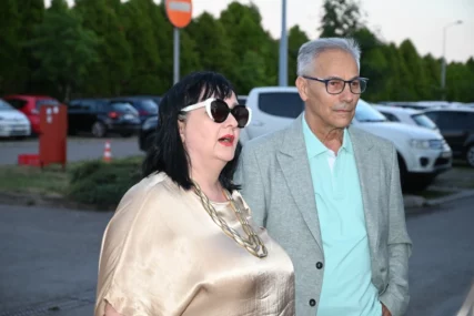 (VIDEO) POČINJE SUPERFINALE ELITE 9 Asminova porodica stigla među prvima, tu su i Teodorini roditelji