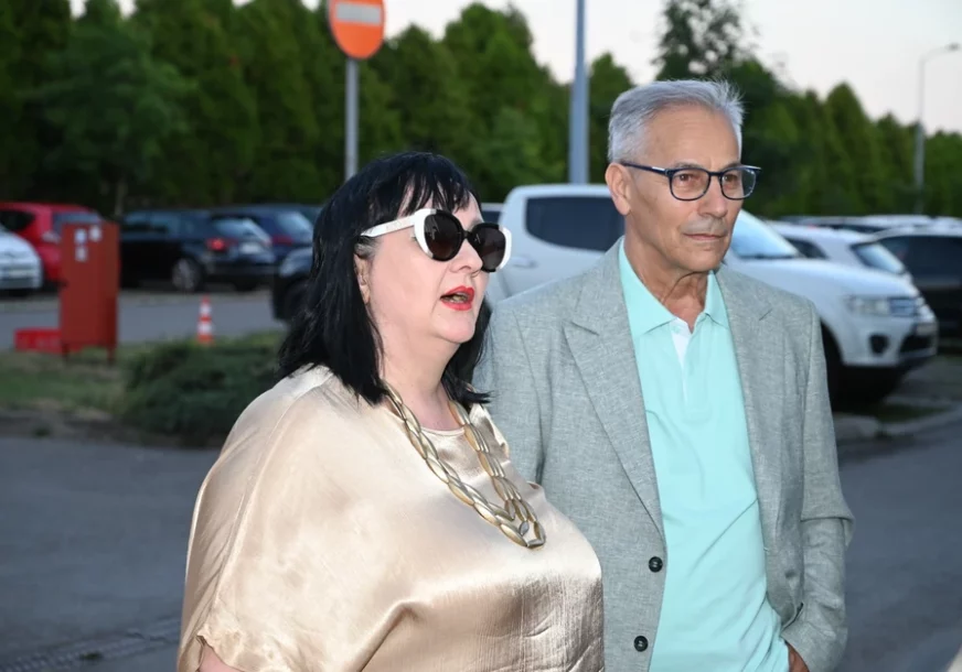 (VIDEO) POČINJE SUPERFINALE ELITE 9 Asminova porodica stigla među prvima, tu su i Teodorini roditelji