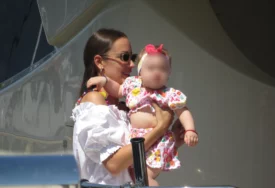 (FOTO) "Moja djevojčica" Aleksandra Prijović sa kćerkom na bazenu, prizor sve raznježio