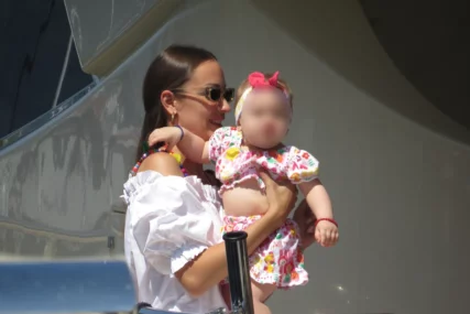 (FOTO) "Moja djevojčica" Aleksandra Prijović sa kćerkom na bazenu, prizor sve raznježio