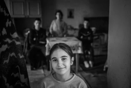 (FOTO) "Djeca neće da se druže sa mnom" Pokrenuta humanitarna pomoć za porodicu Hornjak koja živi u kući koja se ruši, prijeti im da ostanu na ulici