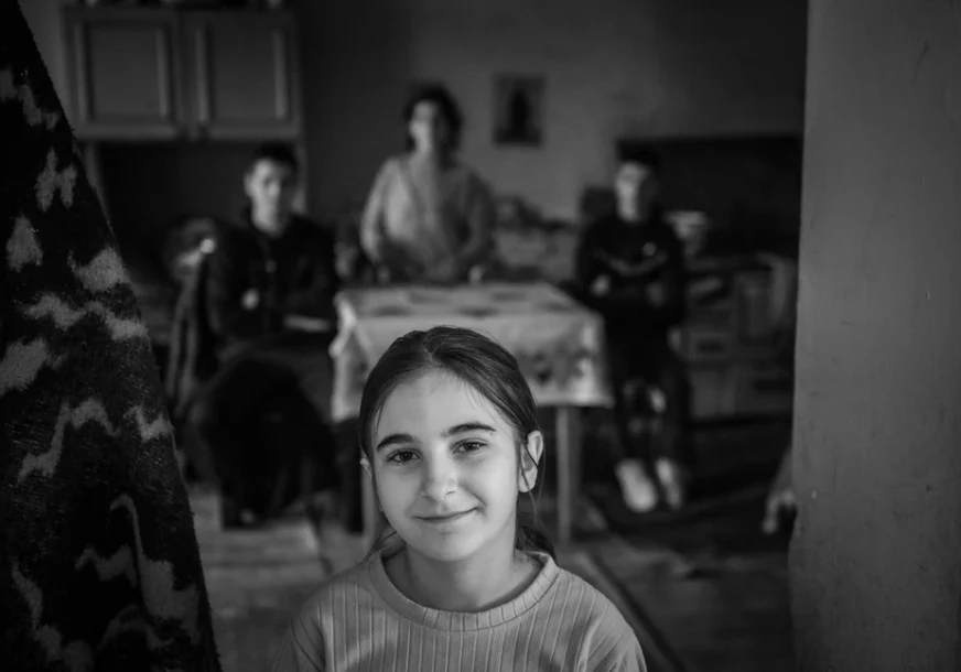 (FOTO) "Djeca neće da se druže sa mnom"  Pokrenuta humanitarna pomoć za porodicu Hornjak koja živi u kući koja se ruši, prijeti im da ostanu na ulici