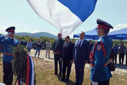 (FOTO) Obilježavanje godišnjice ustaškog zločina nad Srbima: Zvaničnici položili vijence i cvijeće u spomen-parku u Garavicama