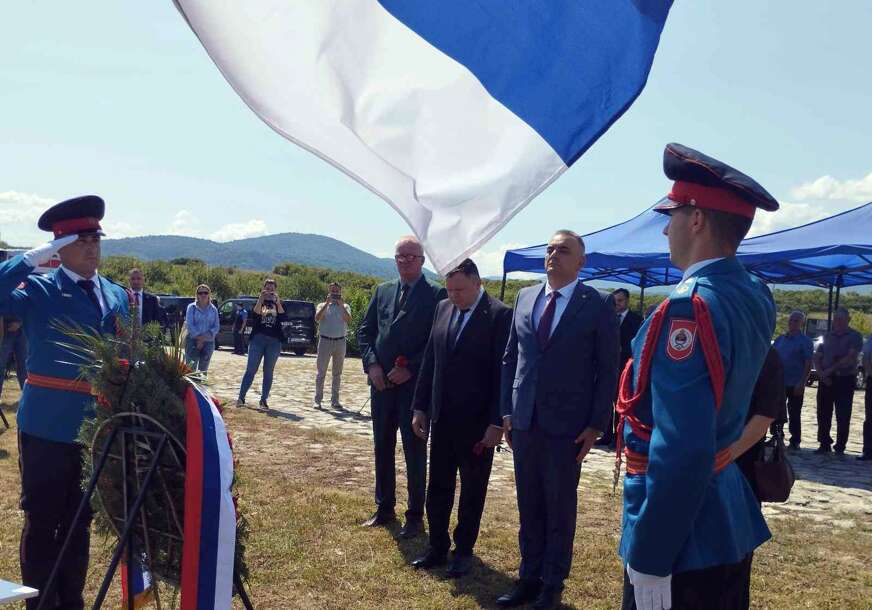 (FOTO) Obilježavanje godišnjice ustaškog zločina nad Srbima: Zvaničnici položili vijence i cvijeće u spomen-parku u Garavicama