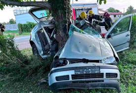 Zakucali se u drvo: U ovom automobilu su poginuli tinejdžeri (18) na mjestu