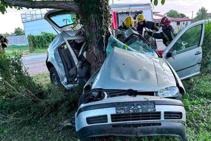 Zakucali se u drvo: U ovom automobilu su poginuli tinejdžeri (18) na mjestu