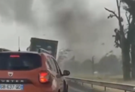 (VIDEO) Zastrašujući prizori: Tornado prevrtao kamione na auto-putu