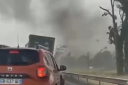 (VIDEO) Zastrašujući prizori: Tornado prevrtao kamione na auto-putu
