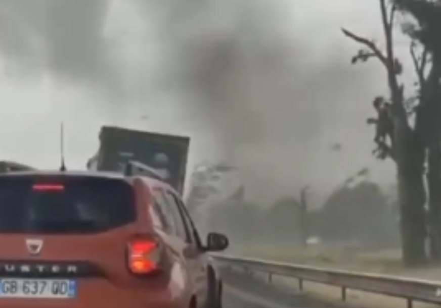 (VIDEO) Zastrašujući prizori: Tornado prevrtao kamione na auto-putu