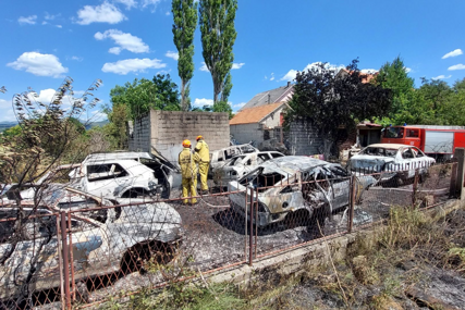 (FOTO) OPŠTI HAOS U LIVNU Prevrnulo se vatrogasno vozilo i izazvalo požar, gorio i autootpad