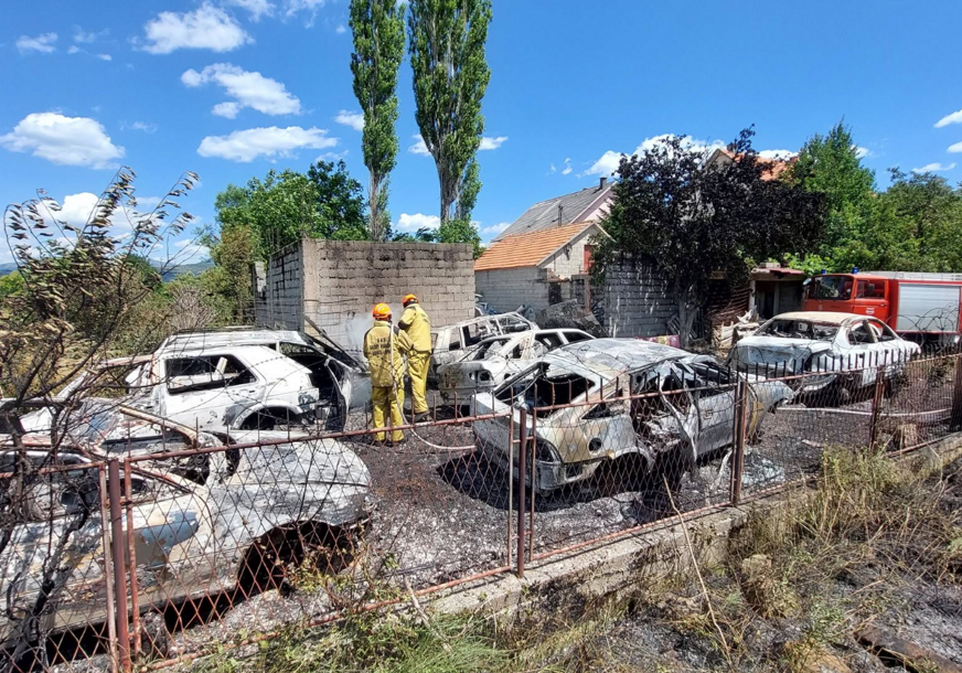 (FOTO) OPŠTI HAOS U LIVNU Prevrnulo se vatrogasno vozilo, gorio i autootpad