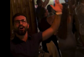 (VIDEO) "OBORIO" INTERNET Turčin napravio haos na slavlju, plesao uz "Veseli se srpski rode", pa podigao tri prsta