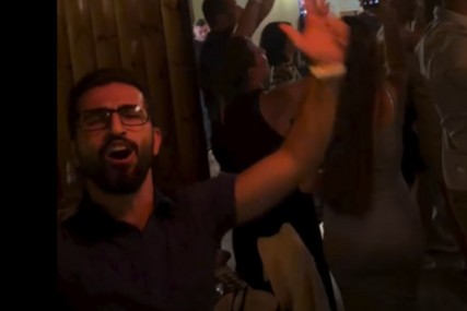 (VIDEO) "OBORIO" INTERNET Turčin napravio haos na slavlju, plesao uz "Veseli se srpski rode", pa podigao tri prsta