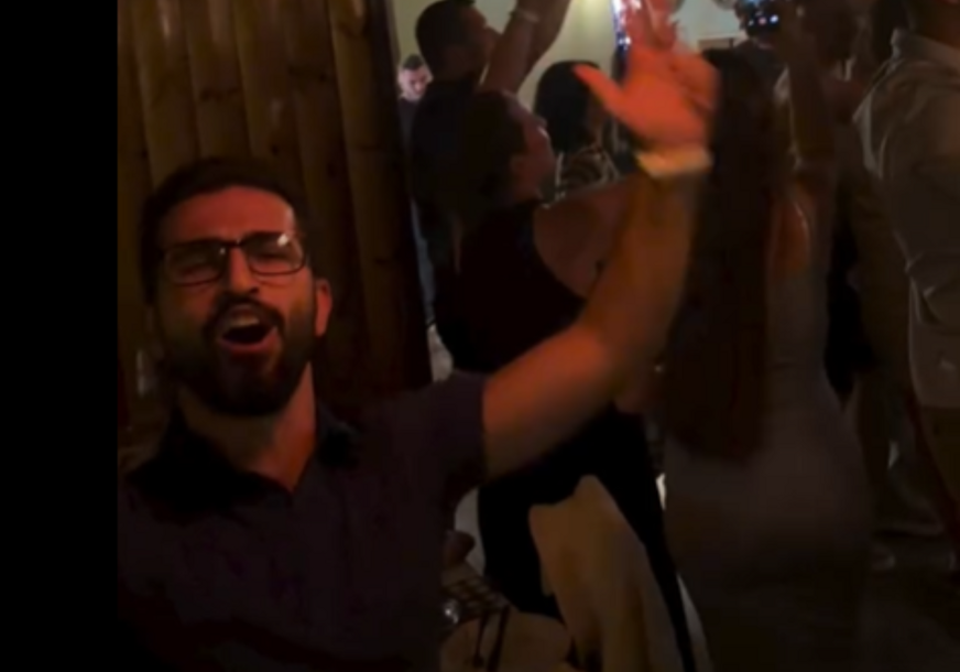 (VIDEO) "OBORIO" INTERNET Turčin napravio haos na slavlju, plesao uz "Veseli se srpski rode", pa podigao tri prsta