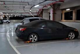 (VIDEO) Za parking DUGUJE 30.000 EVRA: Automobil "leži" na aerodromu 6 godina, vlasnik netragom nestao