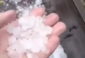(VIDEO) Snažno nevrijeme pogodilo dijelove Srpske: Led zabijelio selo kod Višegrada, strahuje se od velike štete na usjevima