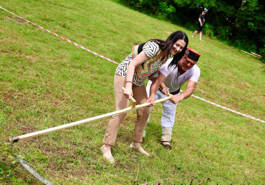 (VIDEO, FOTO) Jelena Trivić u nesvakidašnjem izdanju: Uzela kosu u ruke na Janjskom višeboju, a od mještana dobila poseban poklon