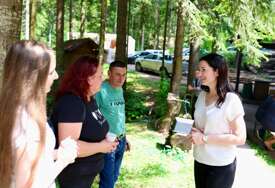 (FOTO) Neformalan razgovor o političkoj situaciji: Jelena Trivić sa članovima Narodnog fronta na Kadinom Vrelu
