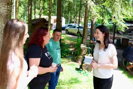 (FOTO) Neformalan razgovor o političkoj situaciji: Jelena Trivić sa članovima Narodnog fronta na Kadinom Vrelu
