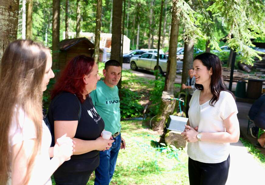 (FOTO) Neformalan razgovor o političkoj situaciji: Jelena Trivić sa članovima Narodnog fronta na Kadinom Vrelu