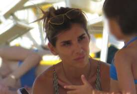 (FOTO) Jovana Pajić uhvaćena na plaži sa kćerkom: Krile se ispod ogromnog suncobrana, a jedan detalj svima privukao pažnju