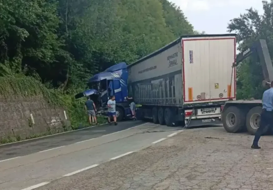 SAOBRAĆAJKA NA ULAZU U BANJALUKU U nesreći učestvovao kamion, pričinjena materijalna šteta