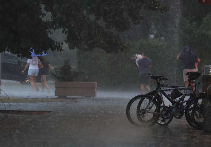 (VIDEO, FOTO) OSVJEŽENJE NAKON SPARINE Pljusak, vjetar i grmljavina zahvatili Banjaluku