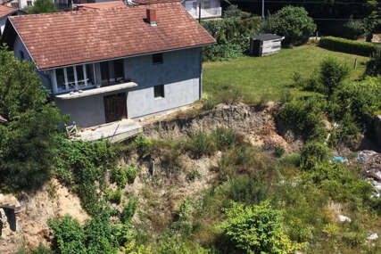 (FOTO) Mještani Česme ogorčeni zbog klizišta "Naša bezbjednost ne smije biti manje važna od ukrasnih fontana"