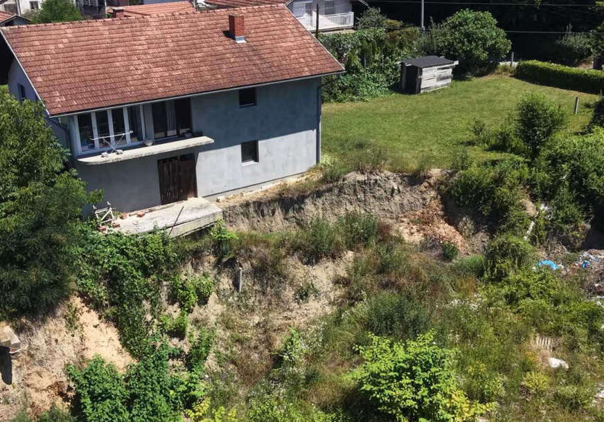 (FOTO) Mještani Česme ogorčeni zbog klizišta "Naša bezbjednost ne smije biti manje važna od ukrasnih fontana"