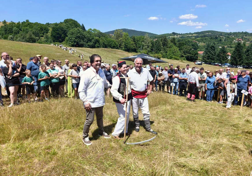 (FOTO) Imao jaku konkurenciju: Mirko Kecman pobjednik tradicionalne kosidbe na Balkani