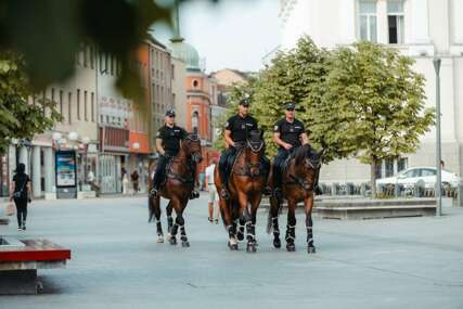 (FOTO) Poseban prizor u centru grada: Konjica Žandarmerije prošetala Banjalukom
