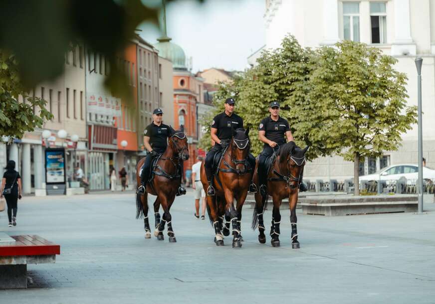 (FOTO) Poseban prizor u centru grada: Konjica Žandarmerije prošetala Banjalukom