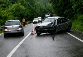 Sudar tri vozila kod Semizovca: Četiri osobe povrijeđene, saobraćaj otežan