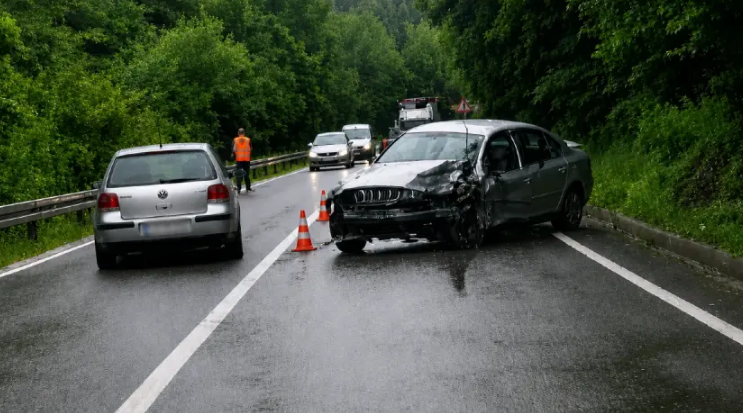 Sudar tri vozila kod Semizovca: Četiri osobe povrijeđene, saobraćaj otežan