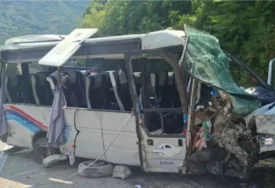 KRENULI IZ MANASTIRA, PUT SE ZAVRŠIO UŽASOM Djevojka (21) poginula, 16 povrijeđenih u prevrtanju minibusa, sumnja se da je vozač zaspao za volanom