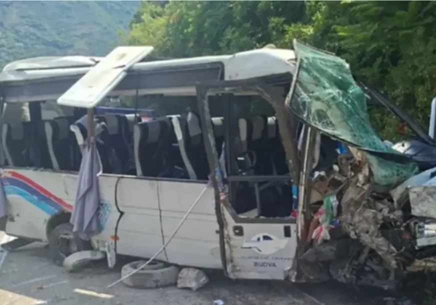 BORBA ZA ŽIVOT POSLIJE NESREĆE Dječak teško povrijeđen, ministar zdravlja Crne Gore posjetio srpske turiste